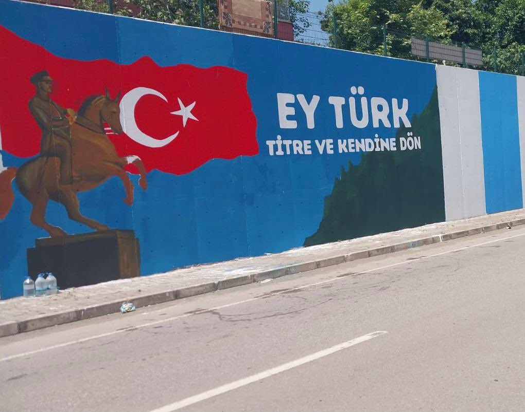 Samsun/Salıpazarı Belediyesi, ilçe girişindeki duvarlara “Ey Türk, Titre ve Kendine Dön” sözünü yazdırdı.