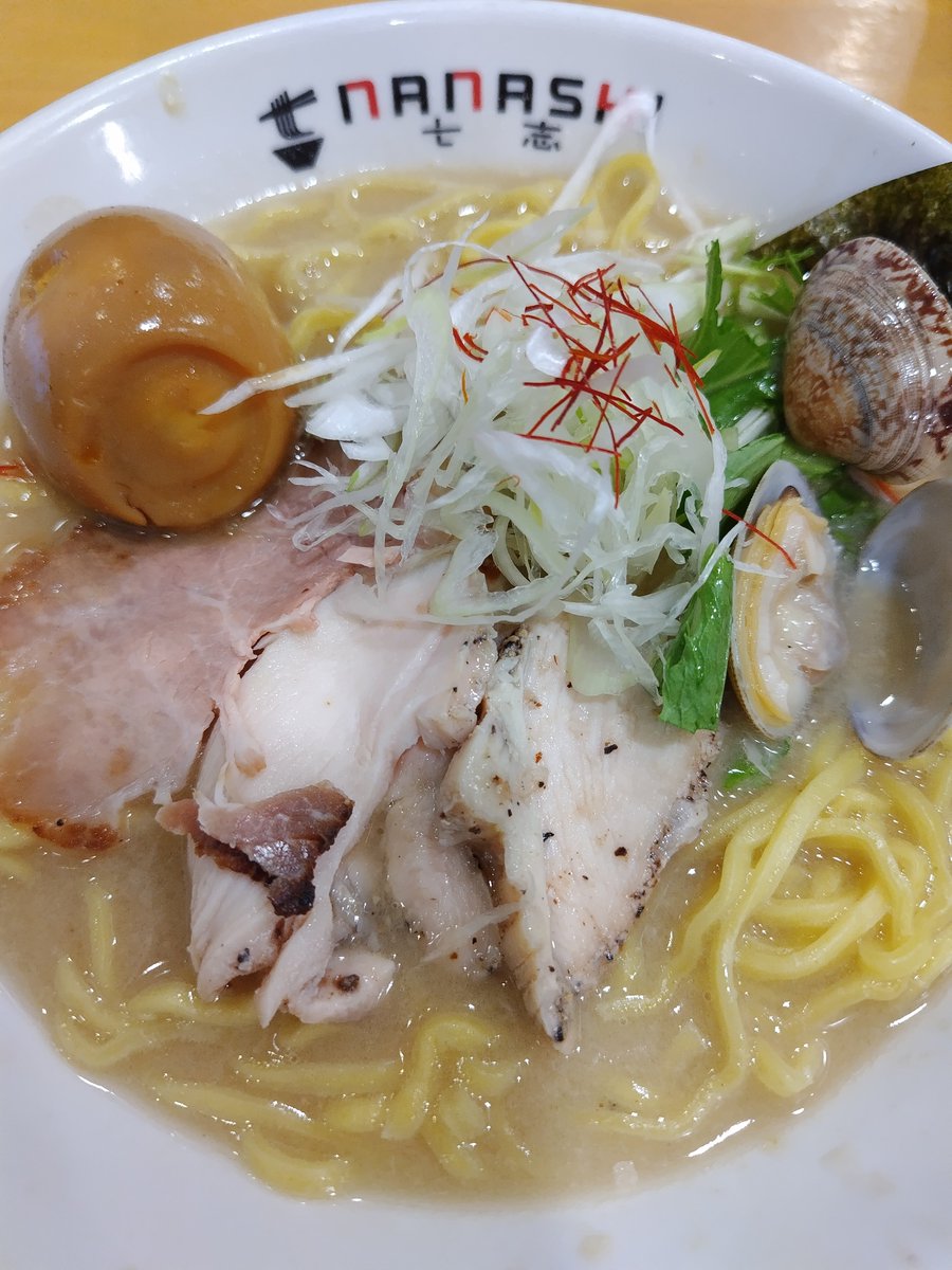 お初の訪問😙🎵
＃七志中山店 さんへ

☆貝出汁ラーメン＋半熟味玉

お店の推しメニューに突撃😆❗
ややトロの濃厚スープは、
貝出汁の旨味がグイグイ前面に来る😋✨
プリプリのゆる縮れ中太麺にピットリ絡んで、
スープ飲みつつすすってるみたい🤭
チャーシューはしっとり🤤ｳﾏ

ごちそうさまでした