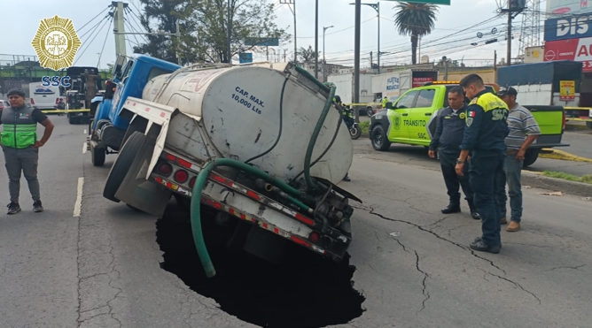 OVIALCDMX's tweet photo. Oficiales de #Tránsito de la #SSC realizan maniobras para retirar vehículo afectado por socavón en Calz. Gral. Ignacio Zaragoza antes de Anillo Periférico al Poniente.
#AlternativaVial Av. Texcoco.
#MovilidadCDMX https://t.co/8VL9qwOO7H