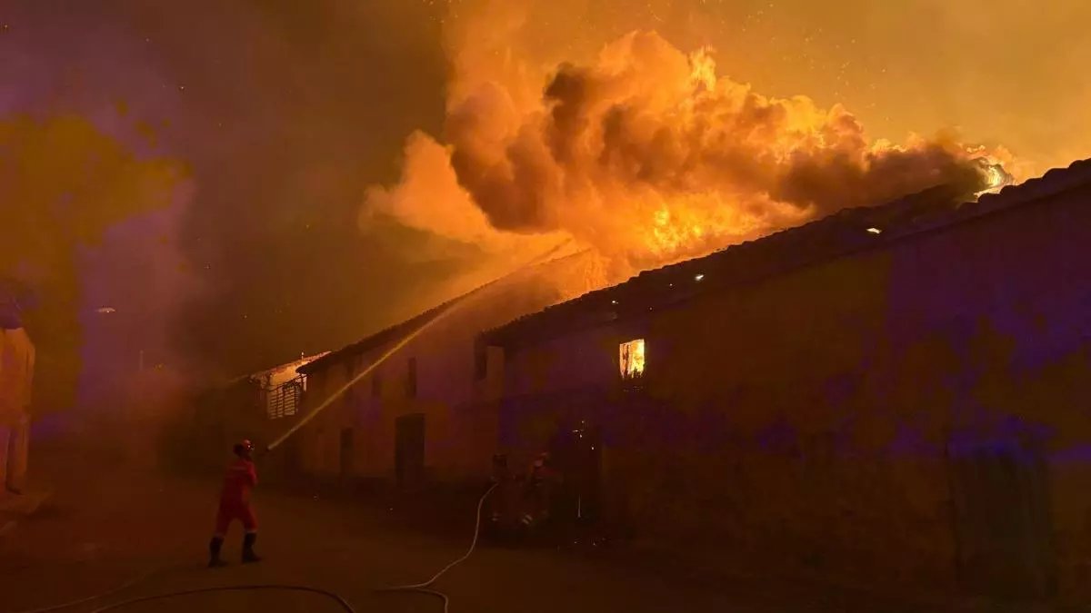 Abel Aparicio (@abel_aparicio_) on Twitter photo Las competencias en materia de incendios las tienen las comunidades autónomas, no el Gobierno de España. Creo que es hora de intervenir la comunidad de Castilla y León. <a href="/NunezFeijoo/">Alberto Núñez Feijóo</a> sabe que miente cuando dice lo contrario. Miente, como mintió en Valencia. Las competencias en materia de incendios las tienen las comunidades autónomas, no el Gobierno de España. Creo que es hora de intervenir la comunidad de Castilla y León. <a href="/NunezFeijoo/">Alberto Núñez Feijóo</a> sabe que miente cuando dice lo contrario. Miente, como mintió en Valencia.