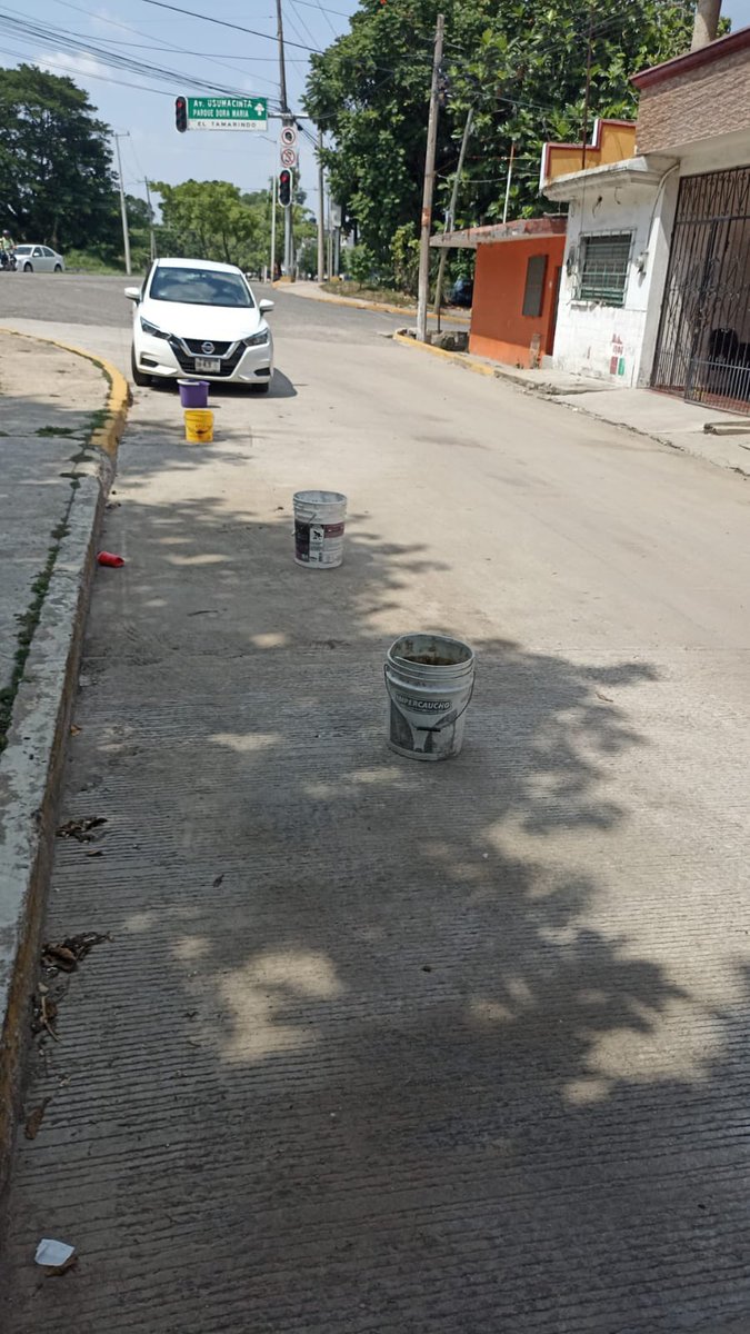 boys91's tweet photo. @SSPCTabasco vehículos obstruyen el paso en la esquina de periférico con calle Uspi col. Espejo 1 y esquina con periférico entre calle almendra y tamarindo col. Espejo 1 colocan cubetas y no dejan estacionarse @xevtfm @XEVATabasco @TabascoHOY @Gobdetabasco @YolandaOsunaH https://t.co/jVAhxplHCf