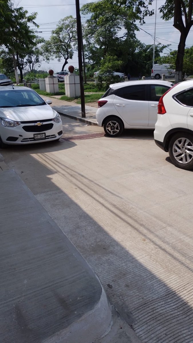 boys91's tweet photo. @SSPCTabasco vehículos obstruyen el paso en la esquina de periférico con calle Uspi col. Espejo 1 y esquina con periférico entre calle almendra y tamarindo col. Espejo 1 colocan cubetas y no dejan estacionarse @xevtfm @XEVATabasco @TabascoHOY @Gobdetabasco @YolandaOsunaH https://t.co/jVAhxplHCf