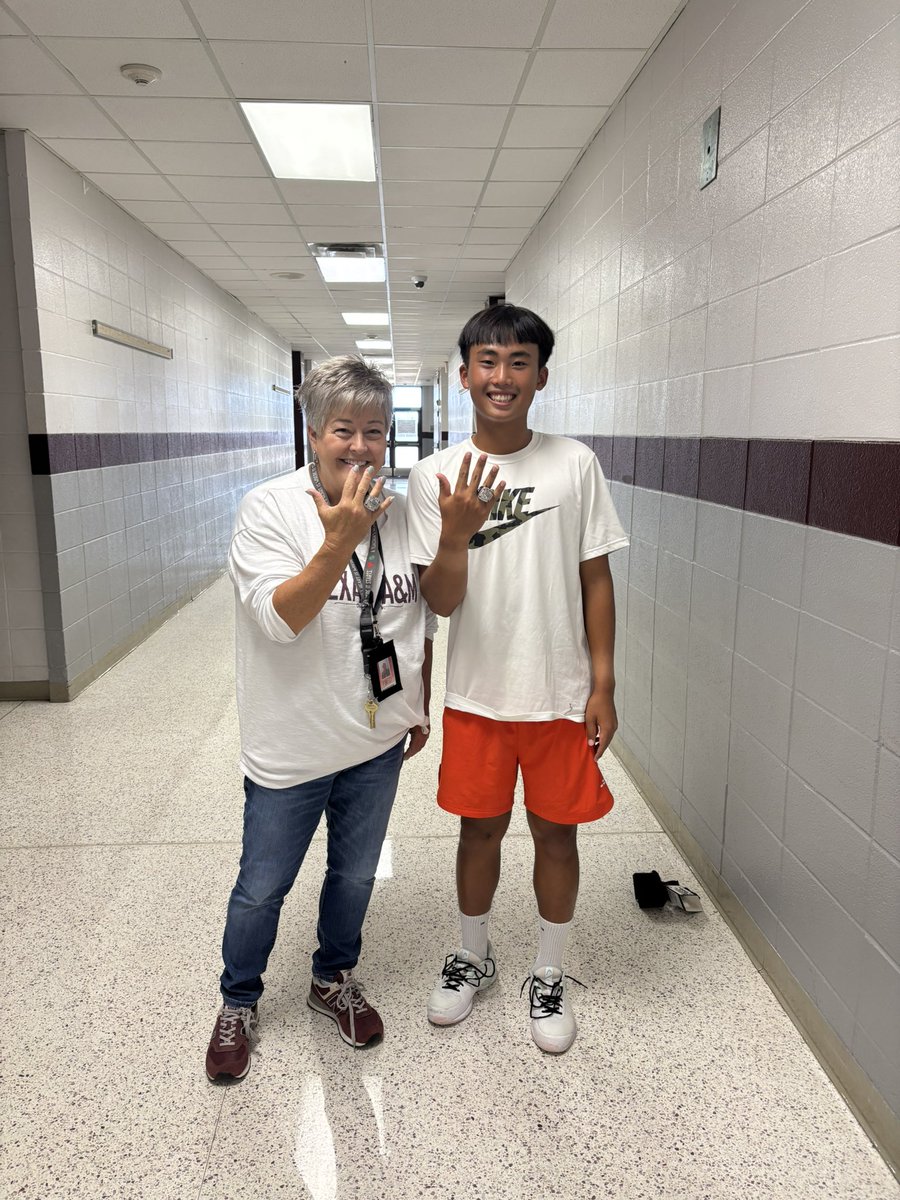 TennisKempner's tweet photo. More bling for Noey Do. State ring number 4! https://t.co/qyGJBOdbGg