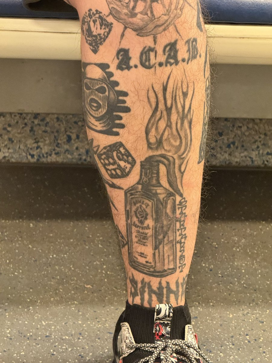 Pov : ты в бренд команде джина Бомбей и напротив тебя садится незнакомец с такой татуировкой 🫠