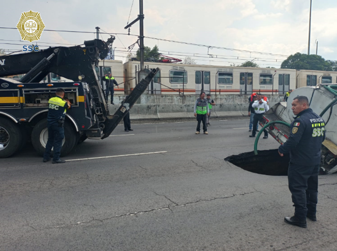 OVIALCDMX's tweet photo. Oficiales de #Tránsito de la #SSC realizan maniobras para retirar vehículo afectado por socavón en Calz. Gral. Ignacio Zaragoza antes de Anillo Periférico al Poniente.
#AlternativaVial Av. Texcoco.
#MovilidadCDMX https://t.co/8VL9qwOO7H
