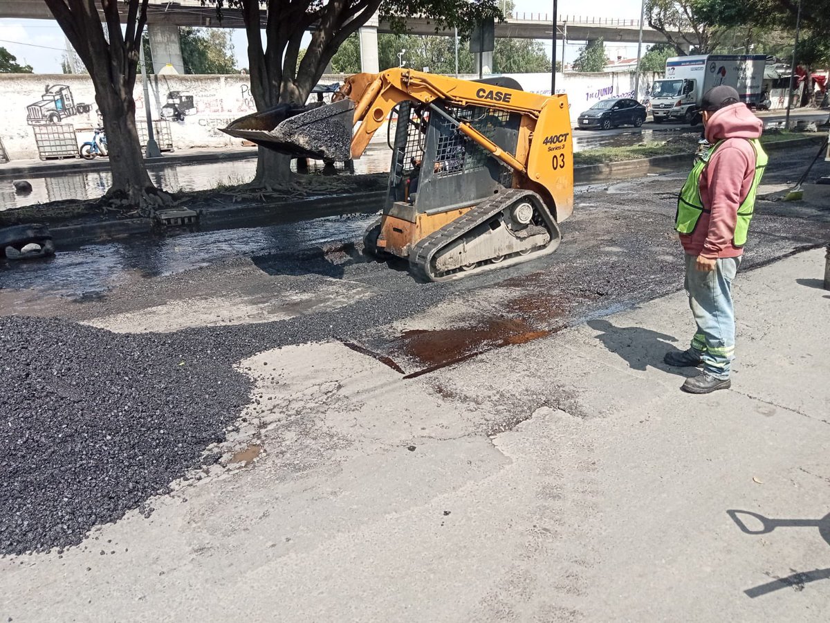 AzcapotzalcoMx's tweet photo. 🚧 En #Azcapotzalco seguimos trabajando para que nuestras vialidades estén en mejores condiciones.
Realizamos labores de bacheo en #AvenidaGranjas, una de las vías con mayor afluencia de la alcaldía.

Estas acciones mejoran la seguridad, reducen riesgos y facilitan la movilidad de todas y todos. Seguiremos en territorio atendiendo tus reportes por el #BienestarParaElPueblo.
