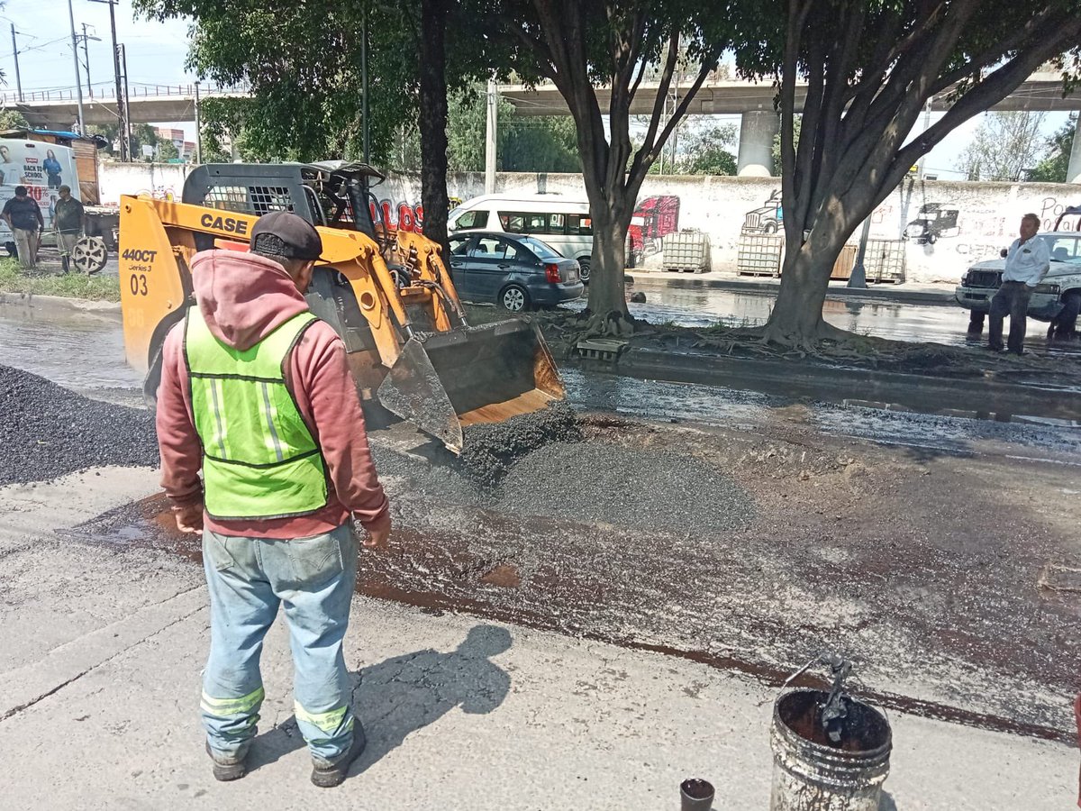 AzcapotzalcoMx's tweet photo. 🚧 En #Azcapotzalco seguimos trabajando para que nuestras vialidades estén en mejores condiciones.
Realizamos labores de bacheo en #AvenidaGranjas, una de las vías con mayor afluencia de la alcaldía.

Estas acciones mejoran la seguridad, reducen riesgos y facilitan la movilidad de todas y todos. Seguiremos en territorio atendiendo tus reportes por el #BienestarParaElPueblo.