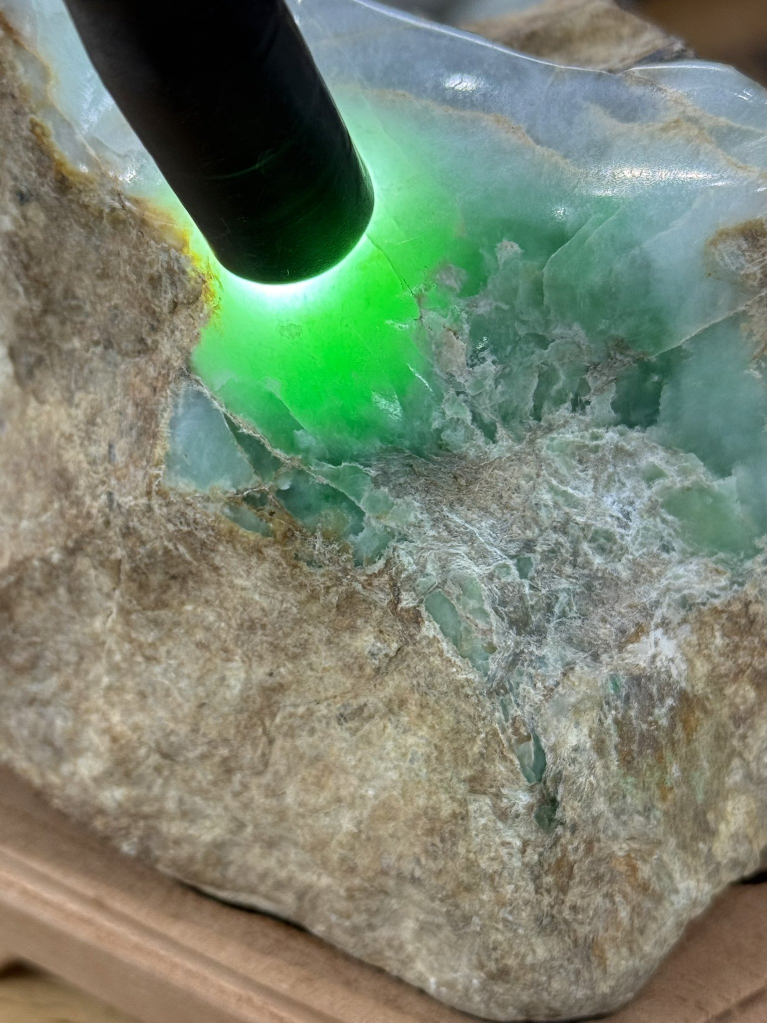 翡翠？原石 糸魚川産翡翠 原石 磨き 320g｜天然石 原石 通販のキラリ石