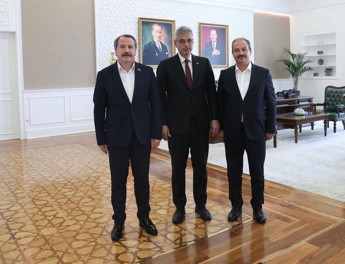 ekselansteacher's tweet photo. Beyaz yaka, kravat, ütülü paça, boyalı kundura . 
Şairin dediği gibi "Bir işçinin elleri bir beyefendinin ceketinden daha onurludur ."

İşçi maaşlarını hep yanlış hesaplıyorsunuz , size abaküs alayım mı ? https://t.co/QZBw7z4hIA