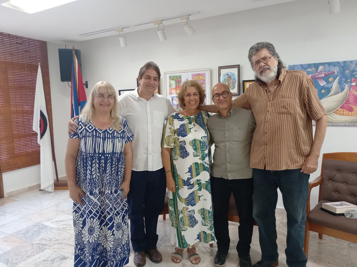AbelPrieto11's tweet photo. Después de terminar nuestro panel sobre Fidel, Abelito, Ernesto y yo nos tomamos una foto con Martica y Magda en la Sala Villena de la UNEAC. #100AñosConFidel https://t.co/ljLT5zyQDz