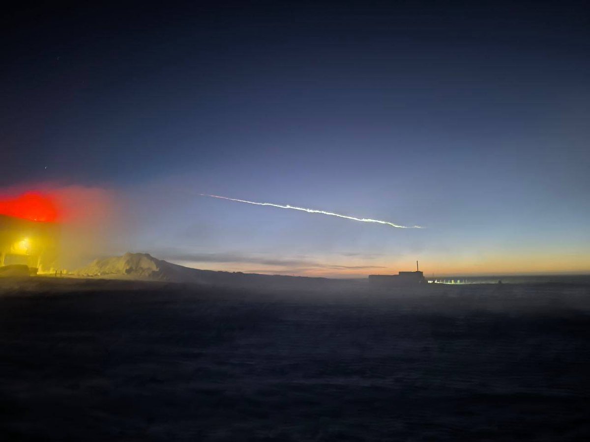 ❄️☄️ Un météore illumine le ciel de l’Antarctique !

Les chercheurs de l’Institut de recherche scientifique arctique et antarctique (AARI) ont été témoins du passage d’un bolide lumineux au-dessus de la station Vostok, en Antarctique central.

🔹 Un objet brillant est apparu dans