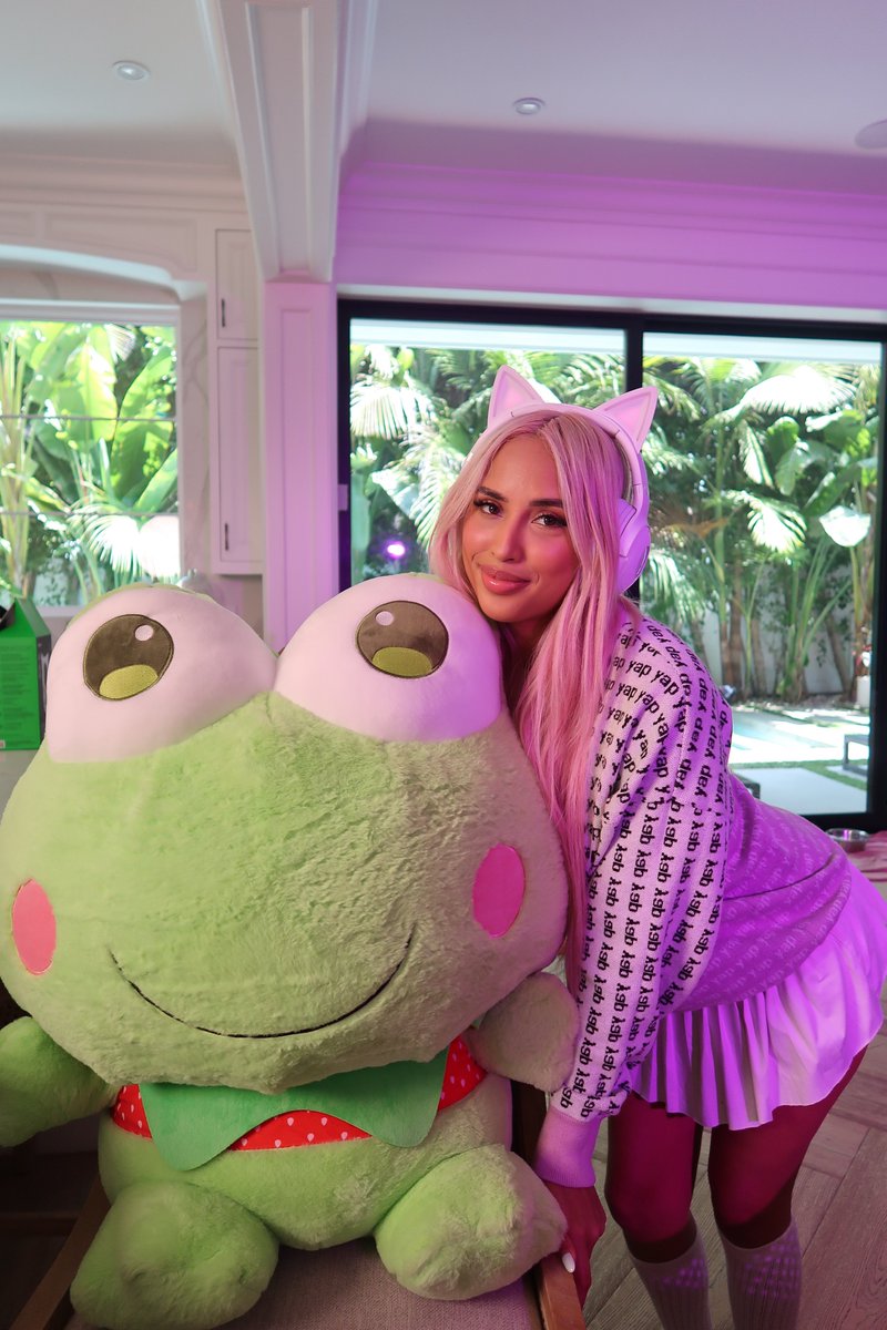 WE LIVE ON TWITCH

LIKE + RT + FOLLOW TWITCH FOR $200 GIVEAWAY

twitch.tv/gianinaskarlett