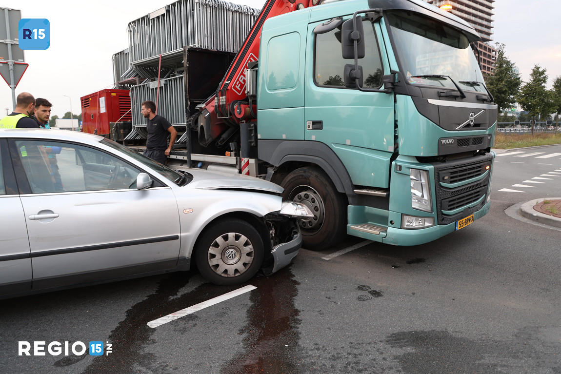 Auto en vrachtwagen botsen op de Binckhorstlaan