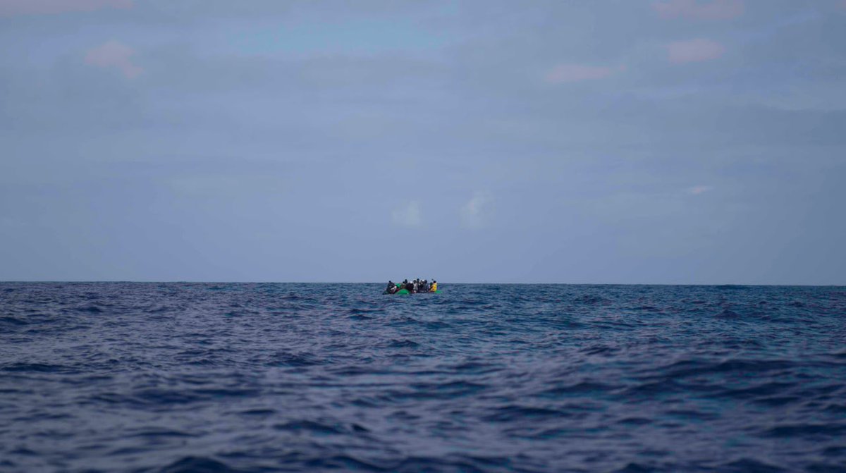 Hoy frente a Lampedusa, al menos 26 personas han perdido la vida, entre ellas niños, y decenas siguen desaparecidas. No son cifras: son vidas truncadas por la falta de vías seguras. Condenamos esta tragedia y exigimos acción para que no se repita.