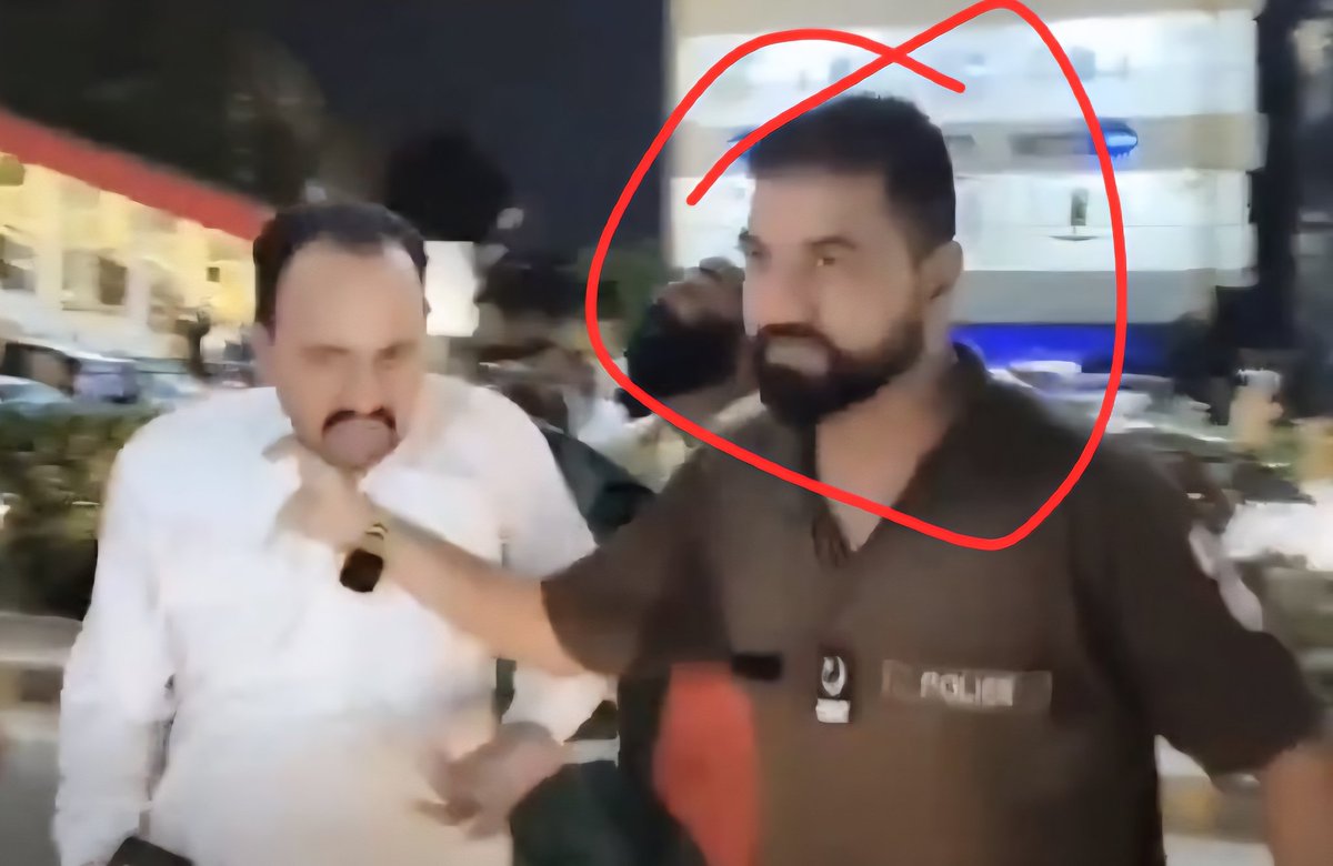 Ahmad Hassan Bobak (@ahmad__bobak) on Twitter photo یہ ہے وہ اہلکار جس نے آج ایک شریف بے گناہ شہری کو گریبان سے پکڑ کر گھسیٹا اور ناحق گرفتار کیا
لعنت ایسے بے رحم ظالموں پر یہ ہے وہ اہلکار جس نے آج ایک شریف بے گناہ شہری کو گریبان سے پکڑ کر گھسیٹا اور ناحق گرفتار کیا
لعنت ایسے بے رحم ظالموں پر