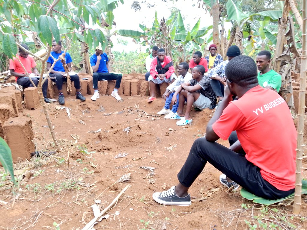 Komiseri w'Ubukungu mu <a href="/bugeserayouth/">𝗕𝘂𝗴𝗲𝘀𝗲𝗿𝗮 𝗬𝗼𝘂𝘁𝗵 𝗖𝗼𝘂𝗻𝗰𝗶𝗹</a> Bwana JIBU Olivier yasuye Itsinda ry'Urubyiruko #Dufatanye mu murenge wa <a href="/NyarugengeBuges/">Umurenge wa Nyarugenge - Akarere ka Bugesera</a> aho yabasabye kubyaza umusaruro amahirwe ahari, gukorera kuntego no kuba koperative.