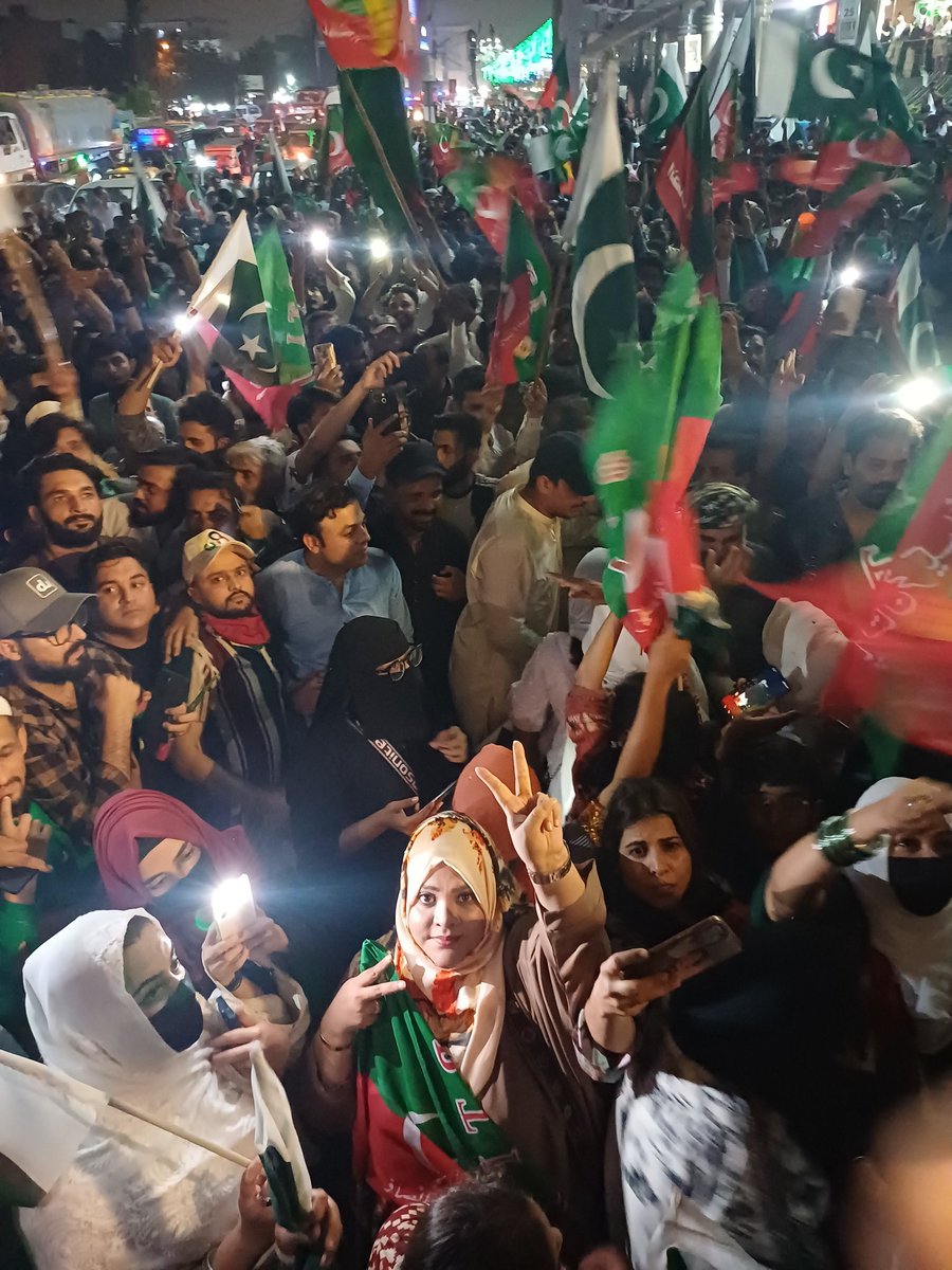 ہم کھڑے تھے کھڑے ہیں کھڑے رہیں گے اپنے کپتان عمران خان کے ساتھ 
ملینیم مال ۔۔۔۔۔