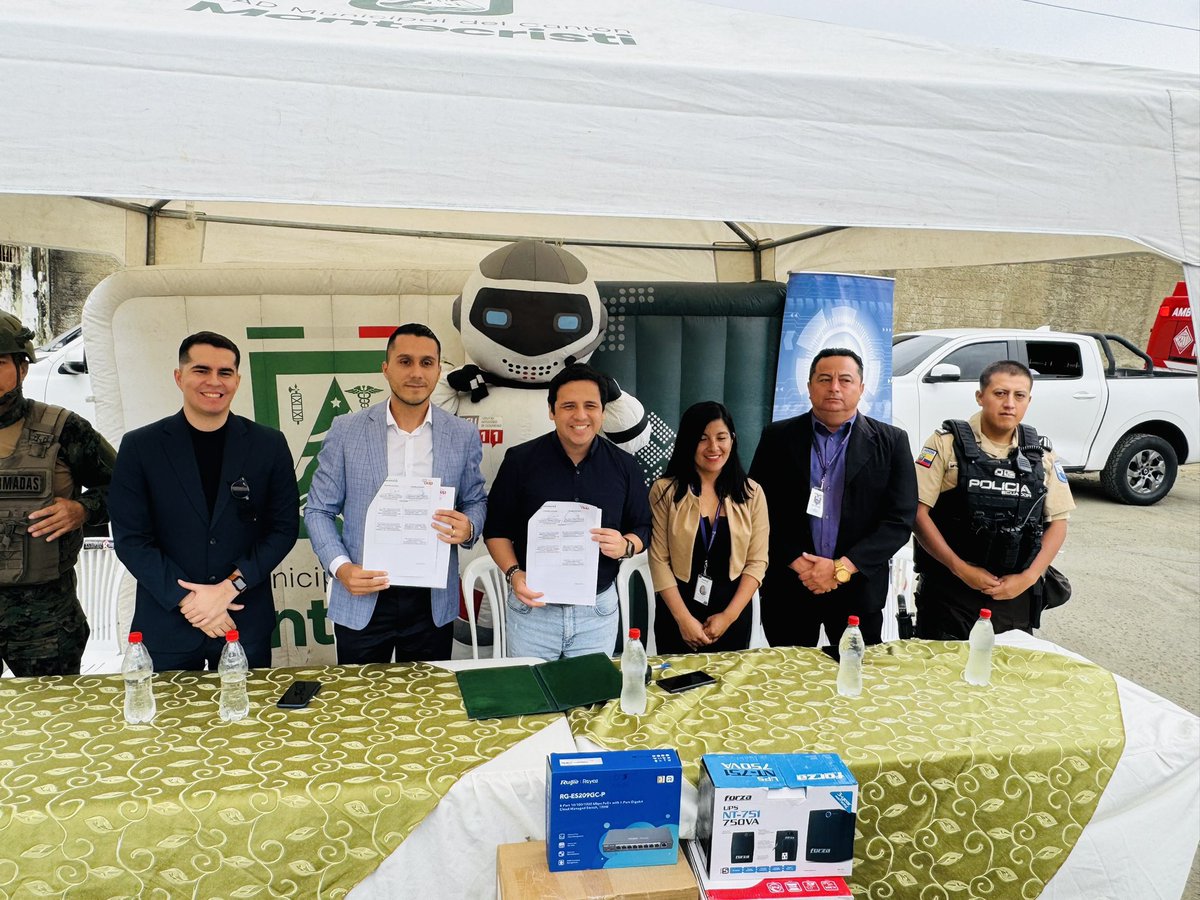 ECU911PVO's tweet photo. 📍Montecristi || 

Mediante un evento formal, el @gad_montecristi realizó la transferencia de ocho nuevos puntos de videovigilancia al Centro Zonal @ECU911_ Portoviejo.

Con esta implementación, la cobertura pasará de 14 a 22 puntos, lo que significa un incremento del 57,14 %. 

Esta incorporación permite reforzar la seguridad ciudadana y optimizar la capacidad de respuesta para la atención de emergencias.