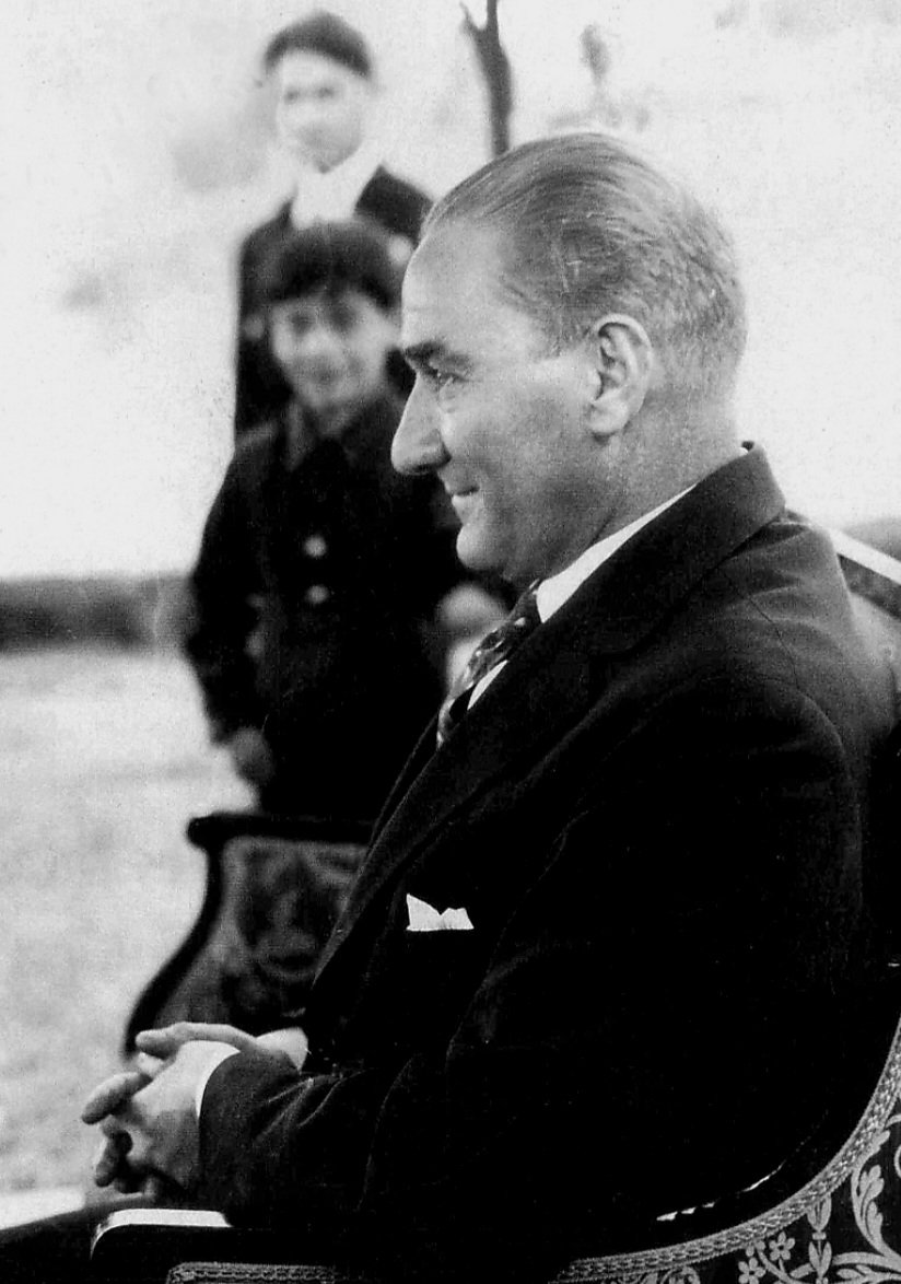 Biz başka severdik, 
O sebepten başka sevemedik...