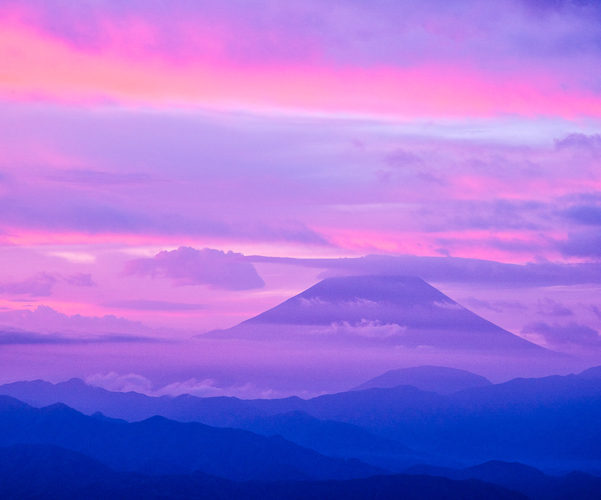 朝陽に染まる

櫛形山で先日撮影
#富士山　#朝焼け　#雲海