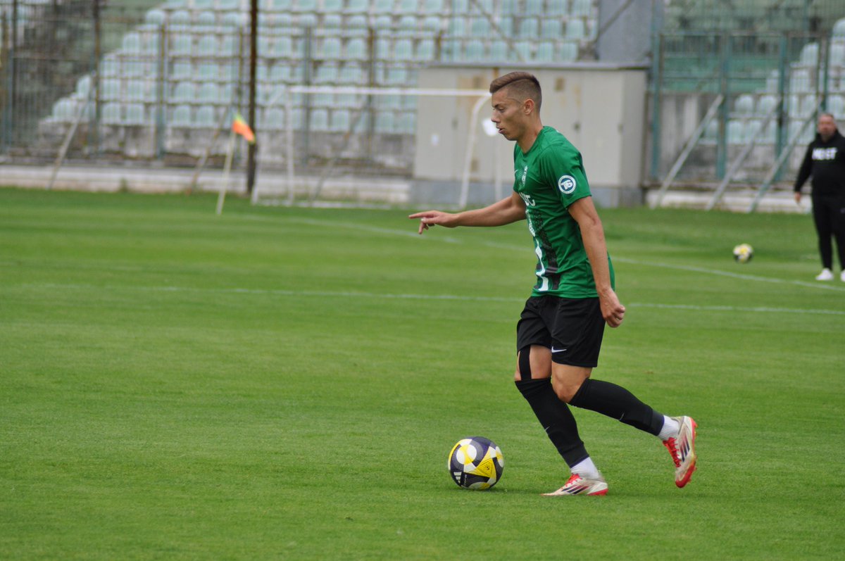 A-mužstvo otočilo nepříznivý vývoj v Mariánských Lázních a rozhodujícím gólem Ondry Podzimka 3 minuty před koncem vyhrálo 3:2 a postoupilo do dalšího kola MOL Cupu.