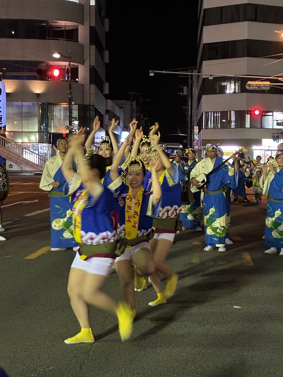 23Asano's tweet photo. 昨日は初の阿波踊り〜

観る阿呆になってきた〜！

お祭りって、神様に祈念するものがほとんどだけど、阿波踊りは違うんだって。
ただただ喜びを表現したもの🥰

そんなん、すてき。陽気すぎる🥰 https://t.co/bCgWpx26so