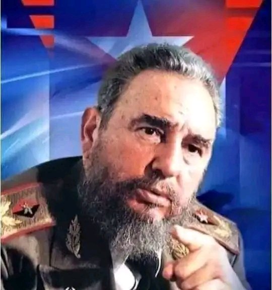 Contigo, cuando digan que dije lo que nunca digo.  
Contigo, cuando parezcan despiertos los dormidos .
Contigo, cada vez más convencida.                       Contigo, cuando no me entiendan los amigos.
Contigo, #FIDEL..contigo
#FidelPorSiempre
