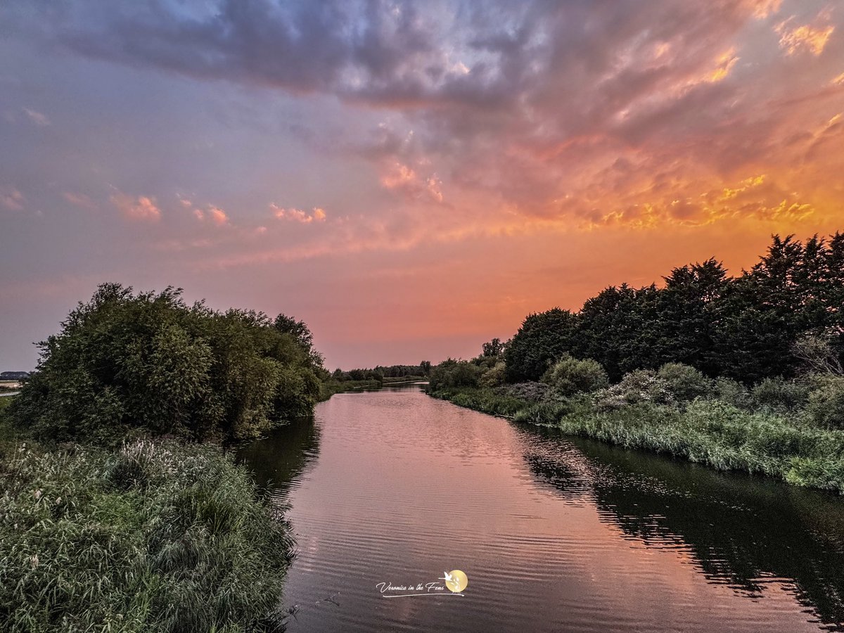VeronicaJoPo's tweet image. Red Sky at night shepards delight this evening in Ely, Cambridgeshire 🧡❤️🧡
#Sunset #RedSky #Ely