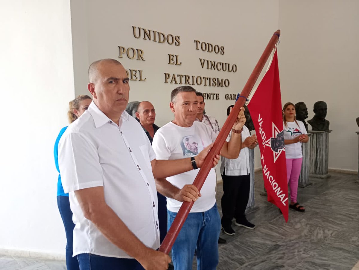 En #LasTunas queda oficialmente abanderado el Destacamento de Comunicadores del Centenario de #Fidel #PorLasTunasLaVictoria #SíSePuede #PorUn26EnEl26