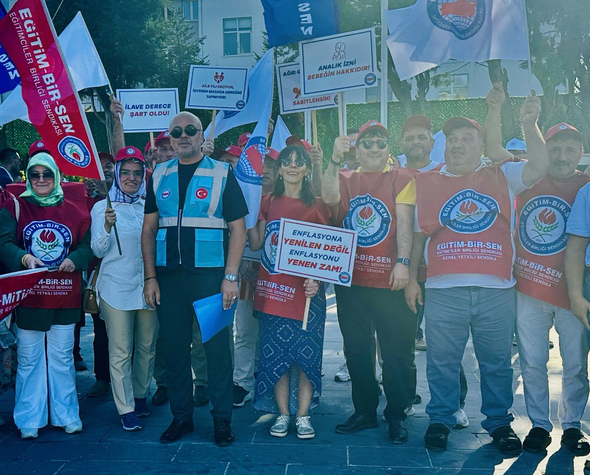 ebsbartin's tweet photo. Bartın Cumhuriyet Meydanı’nda ‘gelirde adalet,ücrette denge’ talebimizi güçlü bir şekilde dile getirdik! 💪 Eşit işe eşit ücret, 3600 ek gösterge ve insanca yaşam için mücadelemizi Eğitim-Bir-Sen Bartın Şubesi olarak kararlılıkla sürdüreceğiz! ✊📢
@EgitimBirSen 
@memursen_bartin https://t.co/iCNmrbIuxe
