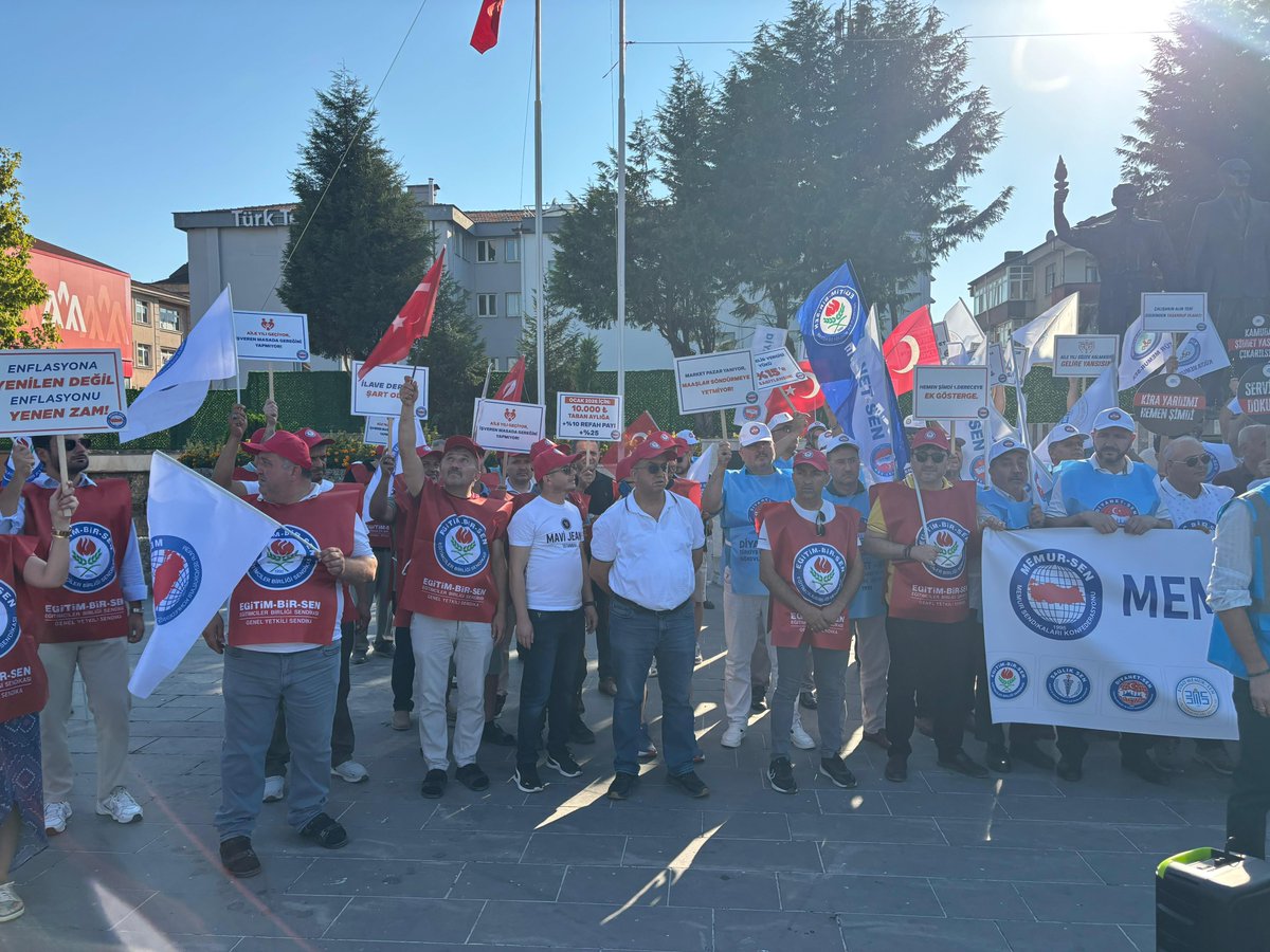 ebsbartin's tweet photo. Bartın Cumhuriyet Meydanı’nda ‘gelirde adalet,ücrette denge’ talebimizi güçlü bir şekilde dile getirdik! 💪 Eşit işe eşit ücret, 3600 ek gösterge ve insanca yaşam için mücadelemizi Eğitim-Bir-Sen Bartın Şubesi olarak kararlılıkla sürdüreceğiz! ✊📢
@EgitimBirSen 
@memursen_bartin https://t.co/iCNmrbIuxe