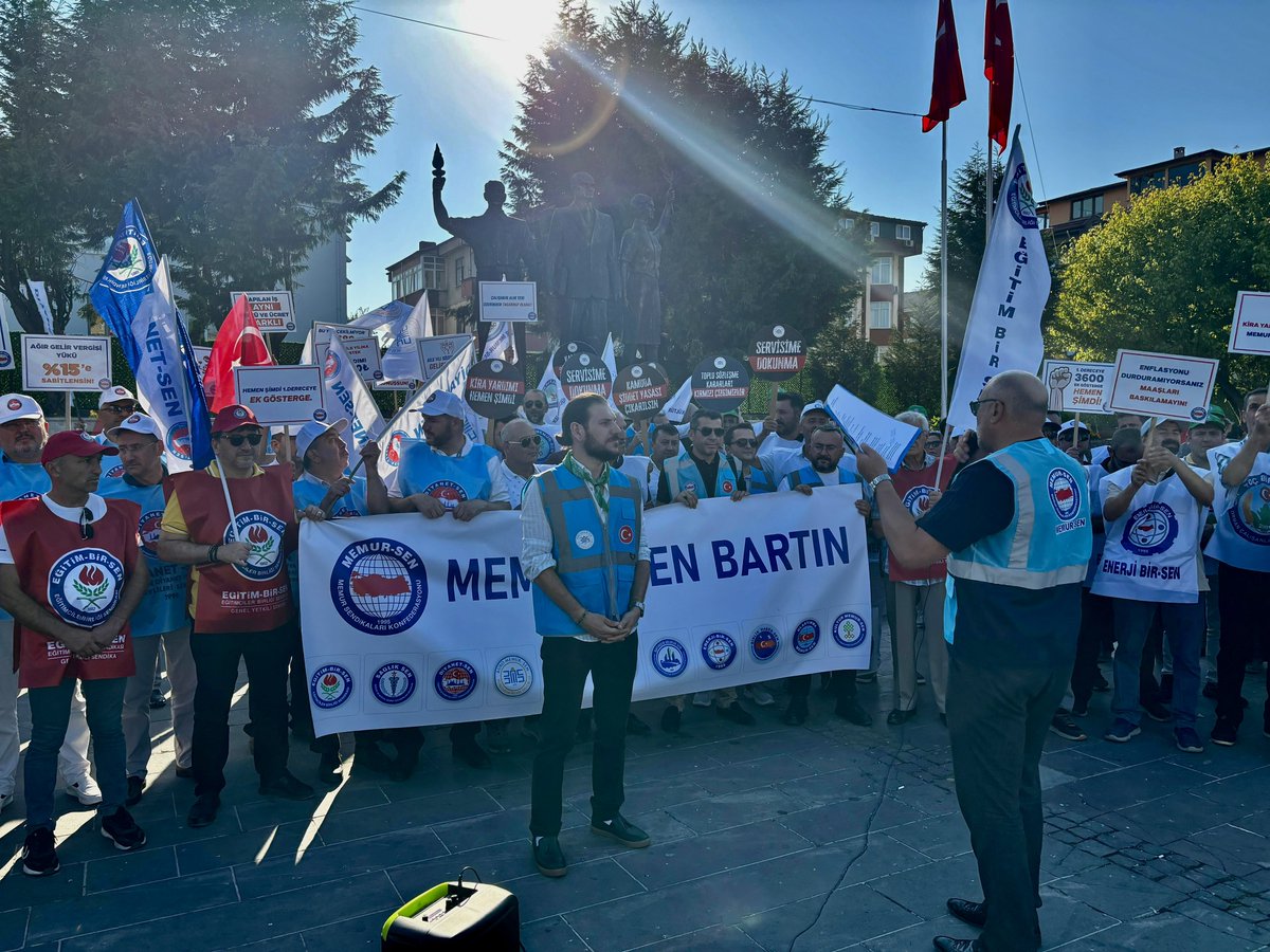 ebsbartin's tweet photo. Bartın Cumhuriyet Meydanı’nda ‘gelirde adalet,ücrette denge’ talebimizi güçlü bir şekilde dile getirdik! 💪 Eşit işe eşit ücret, 3600 ek gösterge ve insanca yaşam için mücadelemizi Eğitim-Bir-Sen Bartın Şubesi olarak kararlılıkla sürdüreceğiz! ✊📢
@EgitimBirSen 
@memursen_bartin https://t.co/iCNmrbIuxe