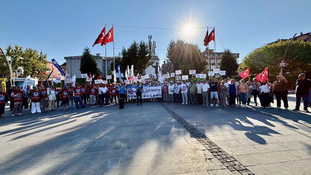 ebsbartin's tweet photo. Bartın Cumhuriyet Meydanı’nda ‘gelirde adalet,ücrette denge’ talebimizi güçlü bir şekilde dile getirdik! 💪 Eşit işe eşit ücret, 3600 ek gösterge ve insanca yaşam için mücadelemizi Eğitim-Bir-Sen Bartın Şubesi olarak kararlılıkla sürdüreceğiz! ✊📢
@EgitimBirSen 
@memursen_bartin https://t.co/iCNmrbIuxe