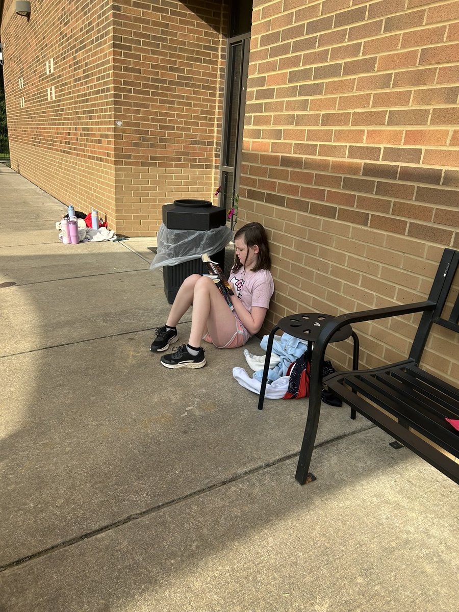 ParkView_Knight's tweet photo. 📚🐾 Paws-itively Loving Reading! 🐾📚
It’s so good to see our students enjoying their library books! Our fifth graders couldn’t wait to get their paws on a great story—and they’re already diving in! 🖤❤️
#PVEProud #ReadersAreLeaders https://t.co/WLRsv09TnR