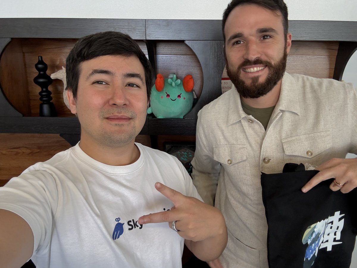 グッズと共にポーズするCondzとAxie InfinityのJihoz