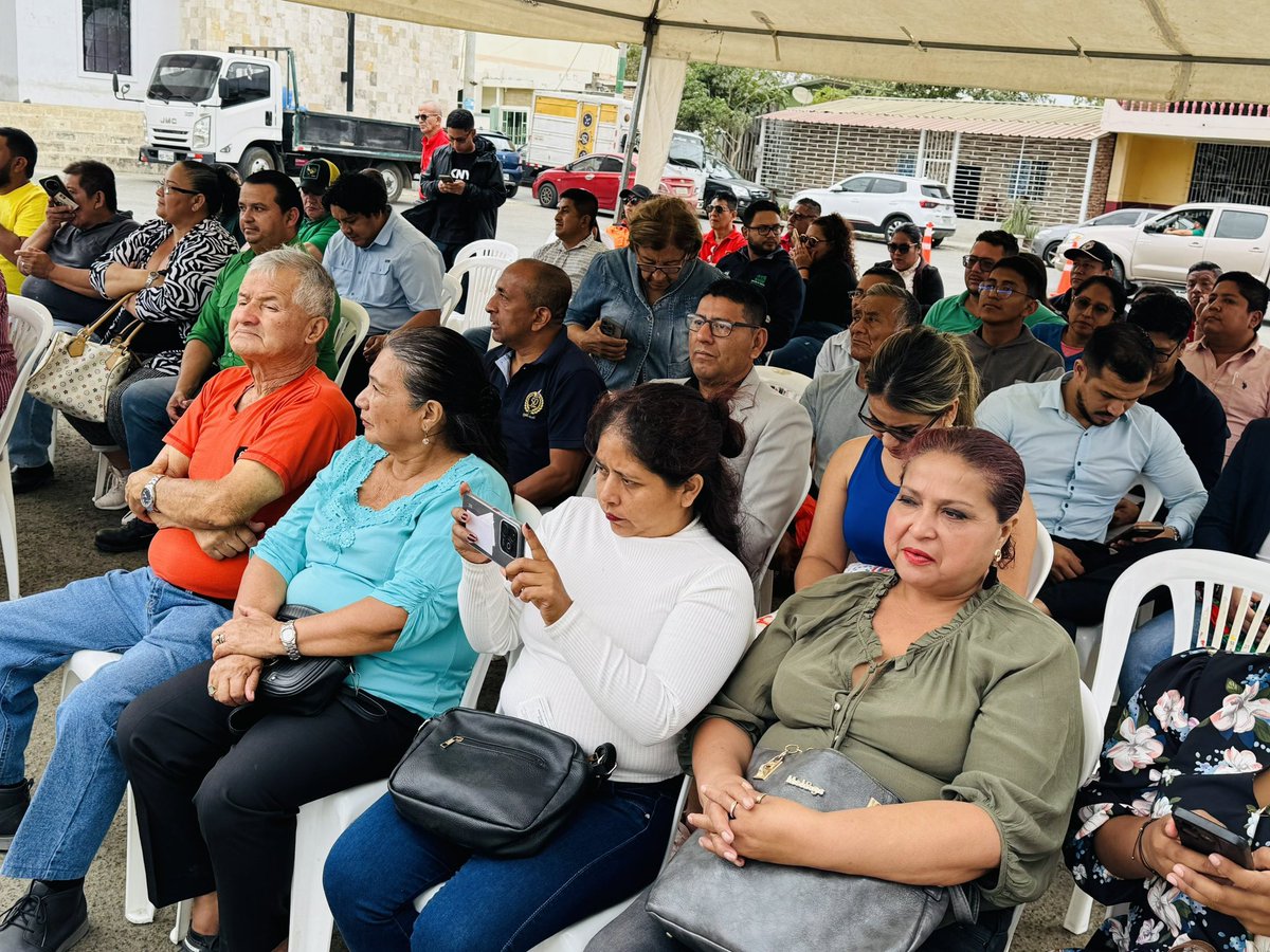 ECU911PVO's tweet photo. Leonardo Espinel, Coordinador Zonal del #ECU911, resaltó que la implementación de los 8 puntos de videovigilancia permitirá ampliar la supervisión del espacio público y fortalecer las operaciones de control y prevención en la localidad. 

#ECU911BrindaSeguridadIntegral https://t.co/pXDblH0RAB