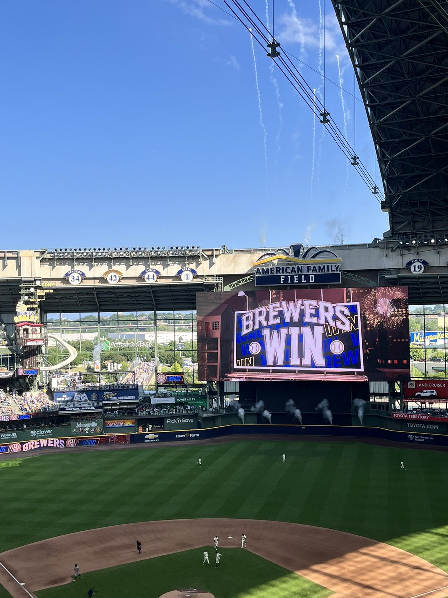 🚨A FREE HAMBURGER WARNING HAS BEEN ISSUED FOR SOUTHEAST WISCONSIN. 

THE BREWERS HAVE WON 12 IN A ROW 🍔🍔🍔🍔🍔🍔🍔🍔🍔🍔🍔🍔 🚨