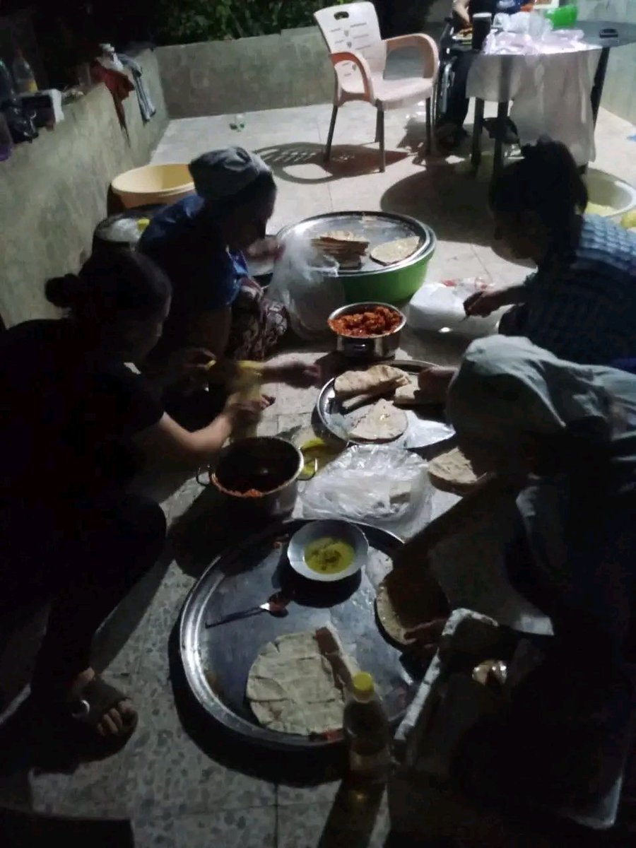 الله محيي اصلكن ♥️♥️
#حماه #نهر_البارد
سيدات نهر البارد يعملن على توفير وجبات الطعام للابطال من شباب المنطقه على خطوط التماس مع الحرائق