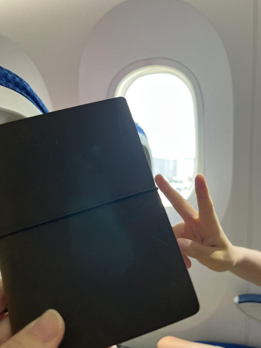 yukamike's tweet photo. #私の旅とトラベラーズノート

帰省したときの飛行機内
TNPオリーブを旅のおともに https://t.co/AvEUKsGDRt