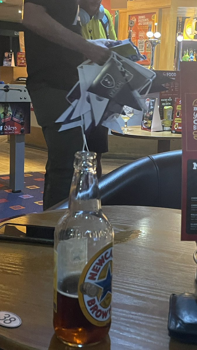 LiamPatten97's tweet photo. Yer da is giving away “official” Tottenham supporters merch at the sports bar https://t.co/vgU2XZdINV