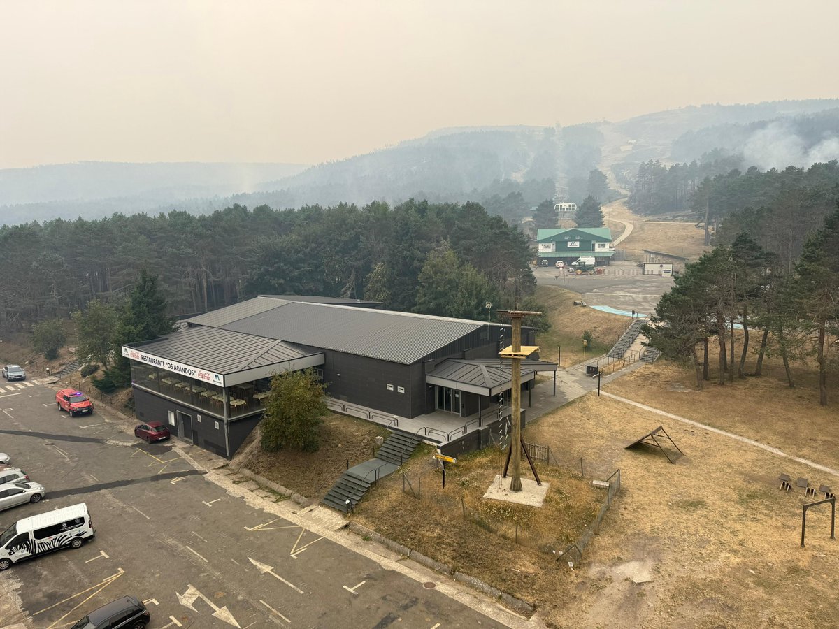 #Trabajoenequipo  
27 militares de la #UME,  16 miembros de la <a href="/BrifLaza/">Diario de un Bombero</a> y brigadistas de la <a href="/Xunta/">Xunta de Galicia</a>,  protegieron del fuego  a 170 menores y 30 monitores, en el campamento de Cabeza de Manzaneda.

#IFRequeixoChandrexaDeQueixa #Ourense 

#Compromiso #Servicio #Humildad