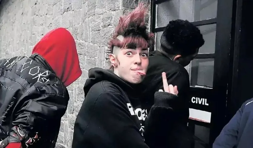 familia bora ajudar a nossa punk abatedora de nazi favorita, ela ta arrecadando uma quantia pra ajudar a mãe de um de seus amigos q ainda ta detido por conta dessa fita, qualquer quantia ajuda: