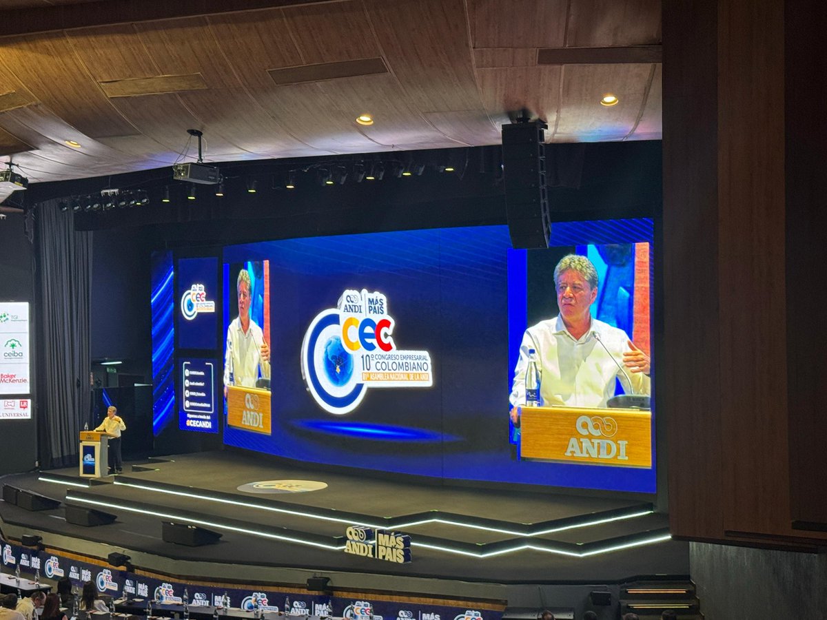 “Estamos convencidos que el sector productivo es el único que puede construir desarrollo y progreso. De la mano del Estado. Pero el progreso se construye generando empleo, buscando nuevos mercados, inventando cosas, trayendo tecnología, etc.”

Empieza el #CECANDI <a href="/ANDI_Colombia/">ANDI</a>