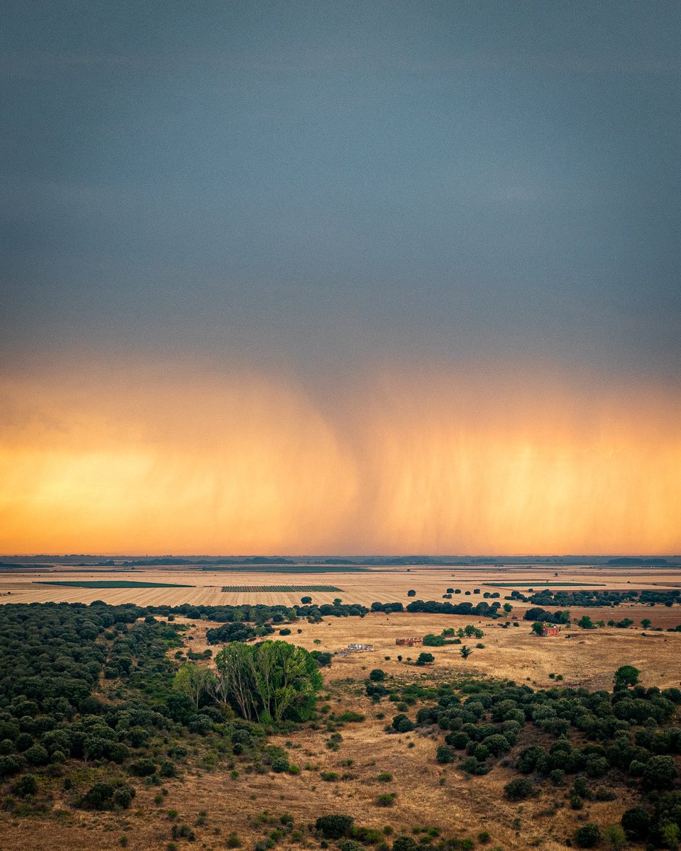 Rojo de fuego. Negro de tormenta. Rabia e impotencia por una tierra abandonada a su suerte que arde sin control. 🎮🚁🔥🌩️

#incendios #incendio #leonesp #leon #fotografiaaerea #leonespaña #tormenta
