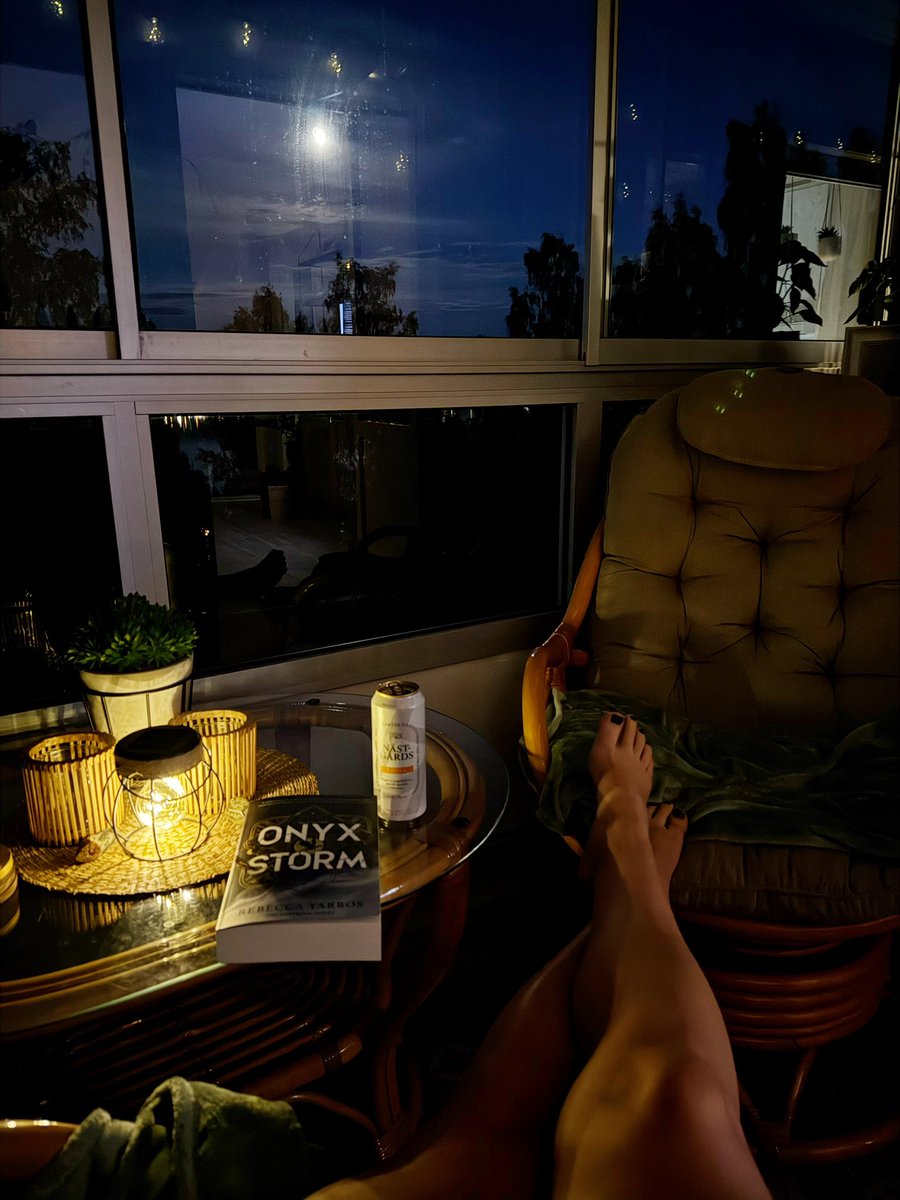ghedoes's tweet photo. Can’t complain about nothing. Well. Except the one who hasn’t cleaned my balcony windows properly. (It’s me.) https://t.co/5KHDeniz4G