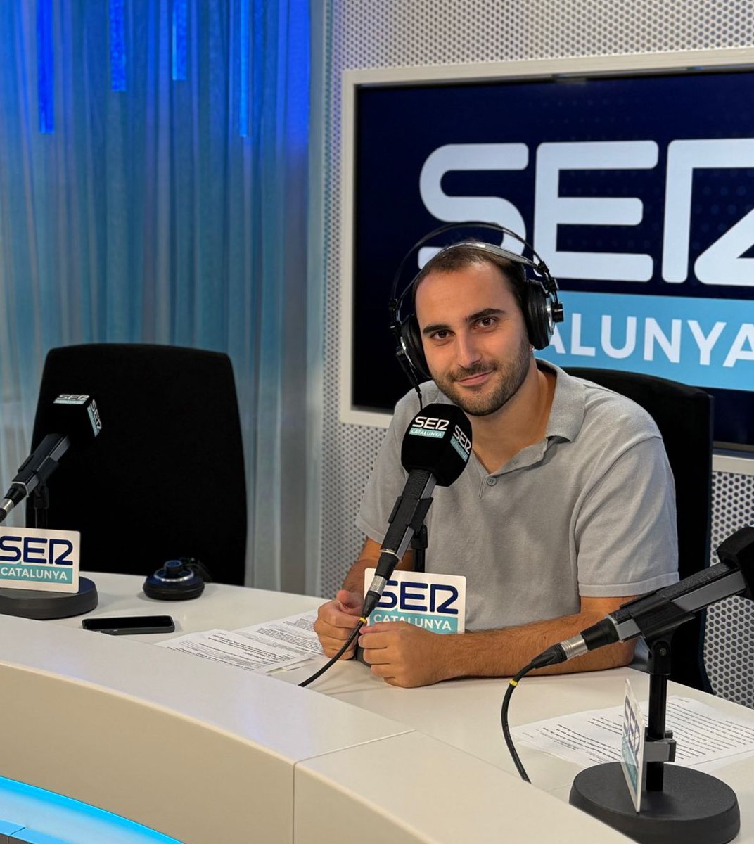 Van quatre setmanes fent El Balcó i l’Hora 14 alhora. Molta feina, molta il·lusió a parts iguals. Les ulleres no menteixen: estic esgotat. Però el somriure tampoc: soc feliç😉✊🏼