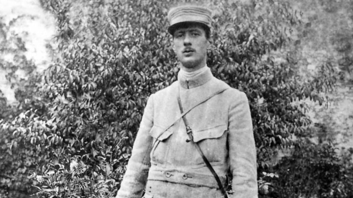 Gaullisme_Fr's tweet photo. 🇫🇷 14 août 1914, il y a 1⃣1⃣1⃣ ans, baptême du feu du lieutenant de Gaulle. A Dinant, au sein du 33e régime d’infanterie d’Arras, il participe aux combats visant à arrêter la percée allemande en Belgique, avant d'être gravement blessé le 15 août. Récit dans le fil🧵suivant⬇️
1/15 https://t.co/Vun8H4rTGv