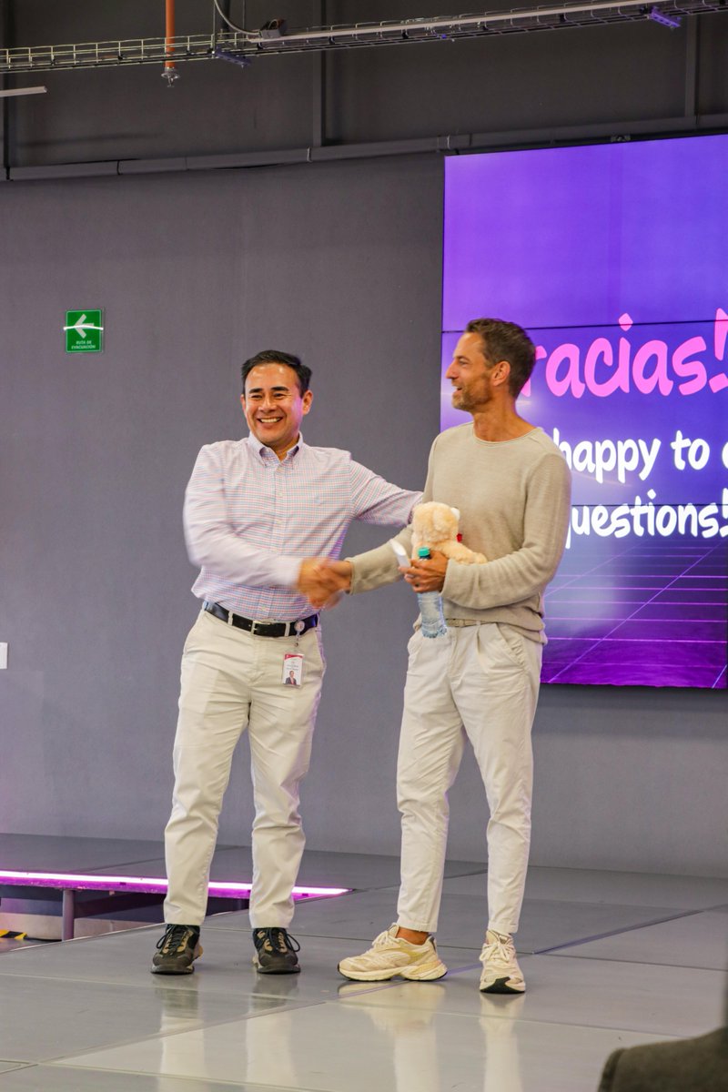 TSystemsMX's tweet image. Recibimos con gran entusiasmo a Christoph Ahrendt, #CFO de @tsystemscom. Tuvimos una gran charla, compartiendo ideas, reforzando nuestro trabajo en equipo en pro de nuestros clientes.
#TSystems #Letspowerhigherperformance #peoplemakeithappen #ConnectingYourWorld