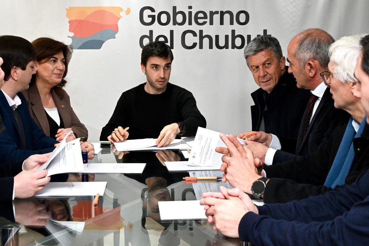 Nacho Torres (@nachotorresch) on Twitter photo UN ACUERDO CLAVE PARA GARANTIZAR LA FINALIZACIÓN DEL ACUEDUCTO DE COMODORO RIVADAVIA
Después de décadas de postergaciones, dimos un paso decisivo para saldar una deuda histórica con miles de familias del sur provincial. Junto a <a href="/AnaClaraRomer/">Ana Clara Romero</a> y <a href="/gustamenna/">Gustavo Menna</a> firmamos con la UN ACUERDO CLAVE PARA GARANTIZAR LA FINALIZACIÓN DEL ACUEDUCTO DE COMODORO RIVADAVIA
Después de décadas de postergaciones, dimos un paso decisivo para saldar una deuda histórica con miles de familias del sur provincial. Junto a <a href="/AnaClaraRomer/">Ana Clara Romero</a> y <a href="/gustamenna/">Gustavo Menna</a> firmamos con la