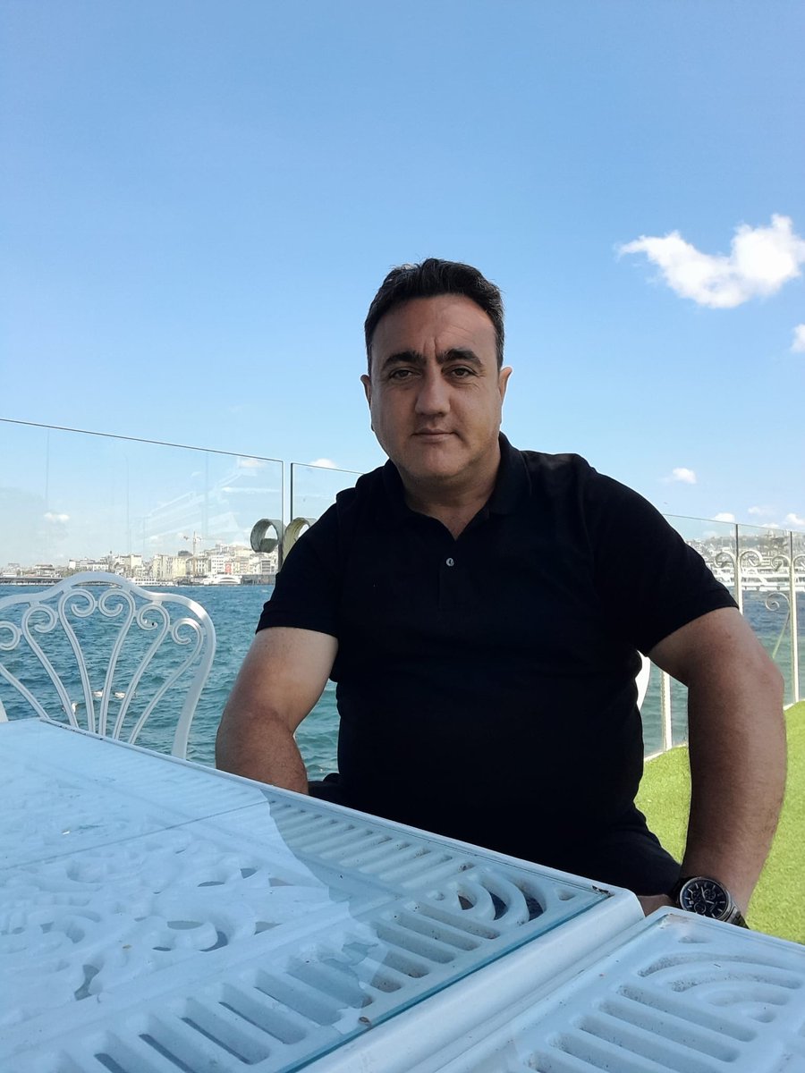 Çiçeği altın yaldız, suyu telli pulludur; 
Ay ve güneş ezelden iki İstanbulludur.